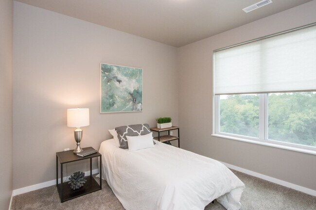 Building Photo - Spacious 2BR/2Bath end unit on third floor, available 6/1/2026