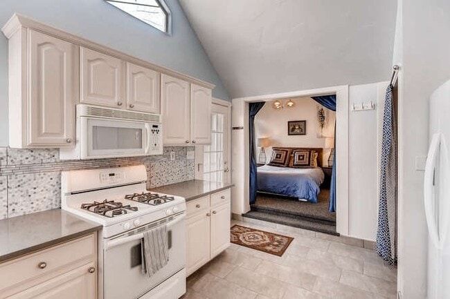 Building Photo - 420 W Oak St