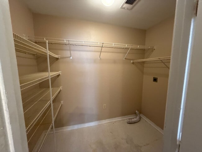 Building Photo - Warm and inviting single-story home, perfect for comfortable living.