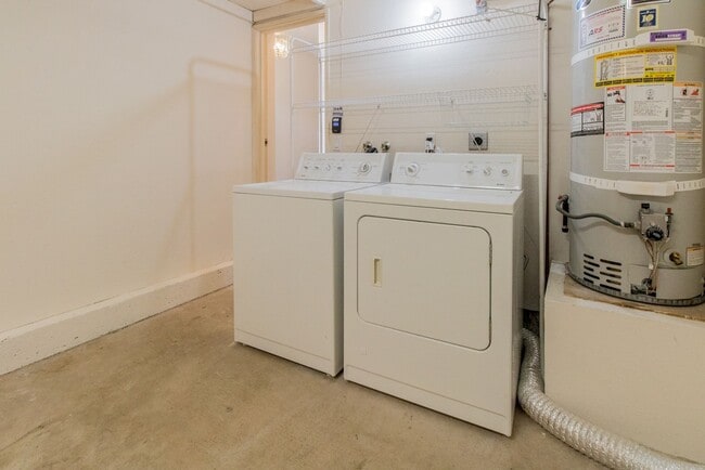 Building Photo - Beautiful 2 Bed, 2.5 Bath Two-Story Townhome in Belsera