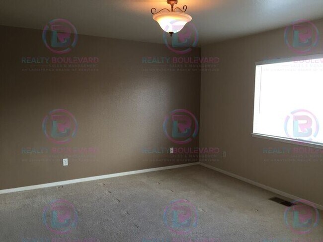 Building Photo - Beautiful 3BR 2 Bath home with RV Parking!...