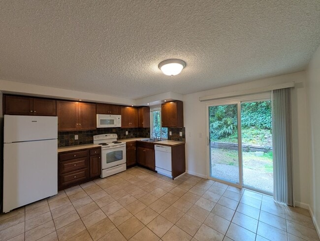 Building Photo - 2Bd/1.5Ba Shoreline Condo
