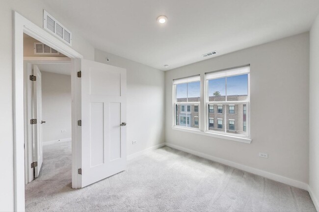 Building Photo - 312 S Elm St