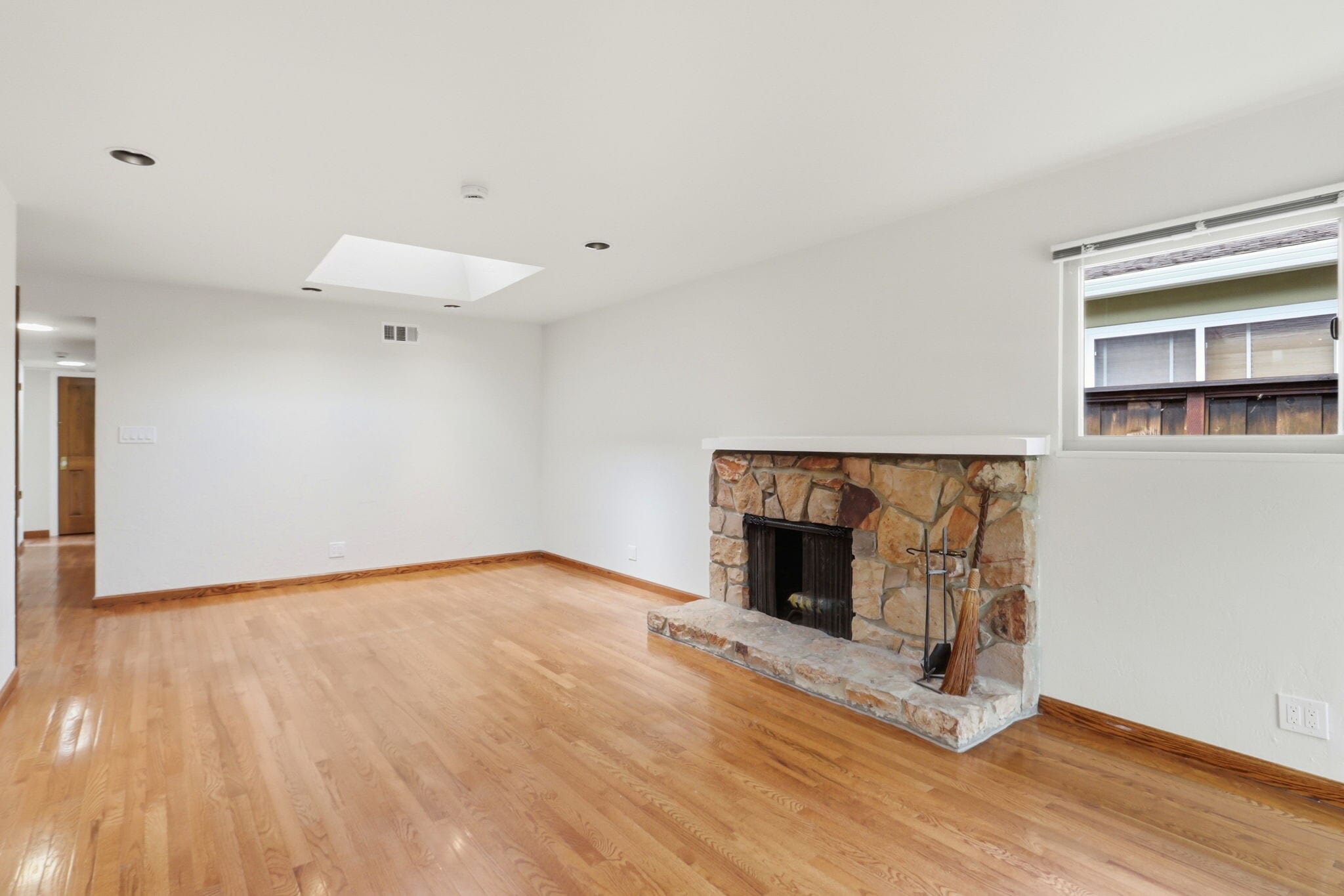 Building Photo - 927 Lorne Way
