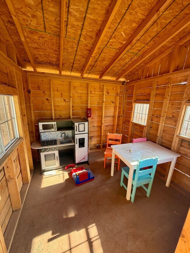 Building Photo - Spacious 6-bedroom, 2.5-bathroom home in Chandler, Welcome to the family friendly community of Su...