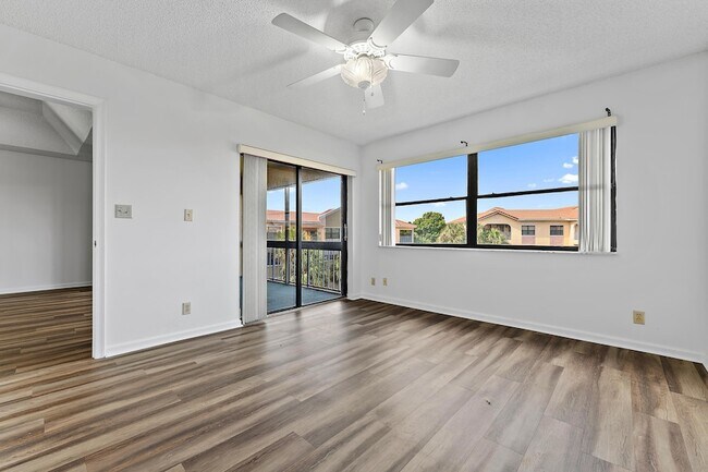 Building Photo - 700 Uno Lago Dr
