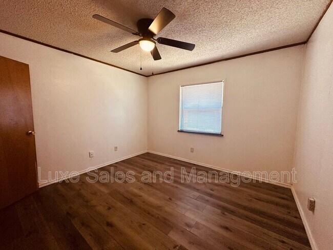 Building Photo - 4110 N Drexel Blvd