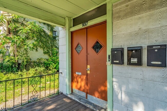 Building Photo - 937 Grove St