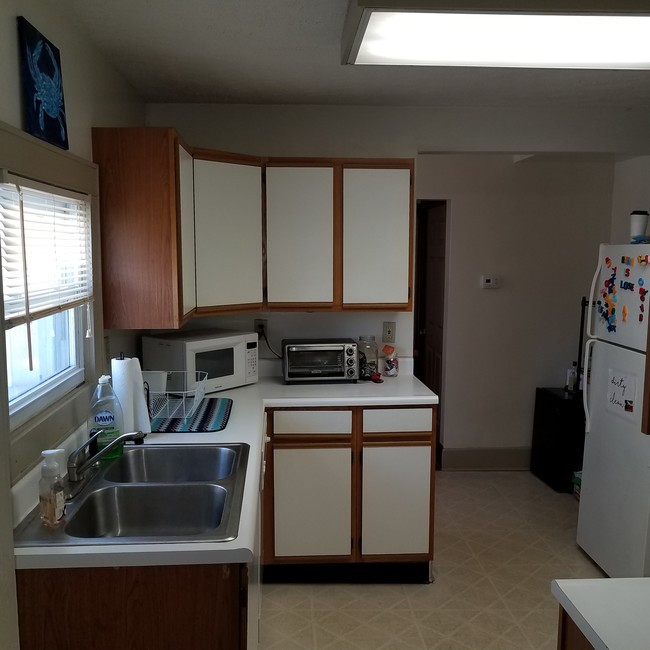 Kitchen - 625 McLane Ave