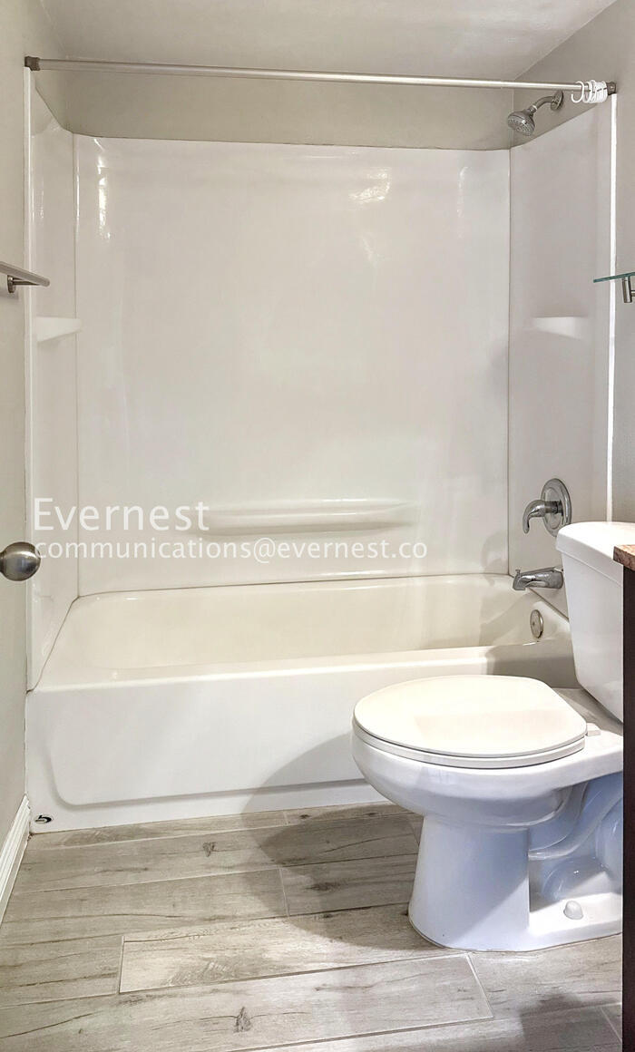 Building Photo - 1920 W Lindner Ave