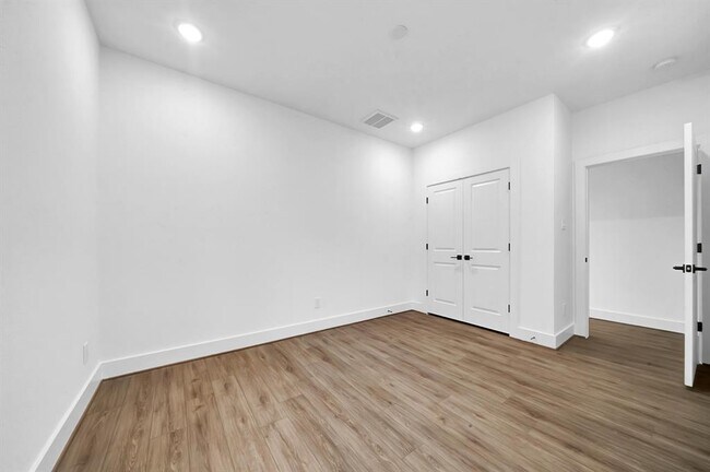 Building Photo - 7825 Colonial Ln