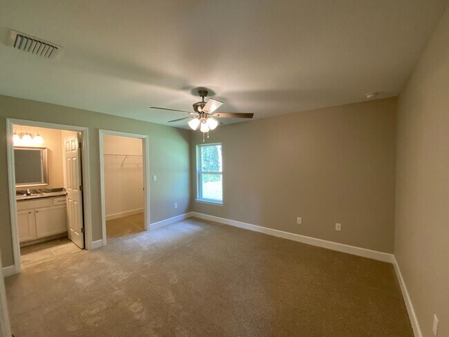 Building Photo - Desirable SW Ocala Neighborhood 3/2/2 **Wo...