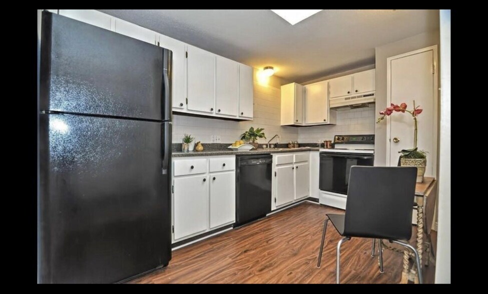 Building Photo - 688 Boston Post Rd E