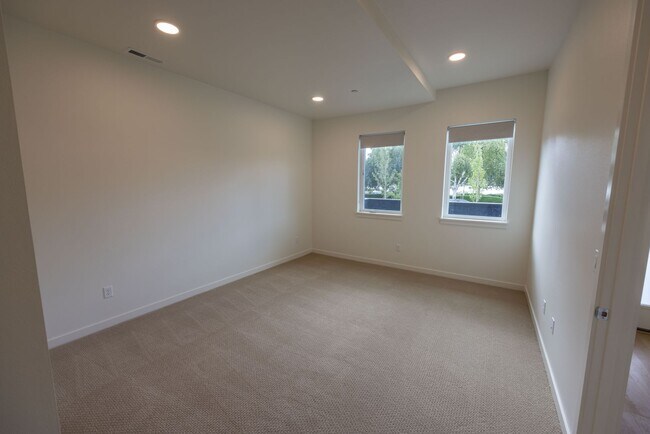 Building Photo - 1716 SE Columbia River Dr