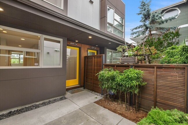 Building Photo - Gorgeous VIEW Townhome w/ 2 Master Suites in Coveted Eastlake