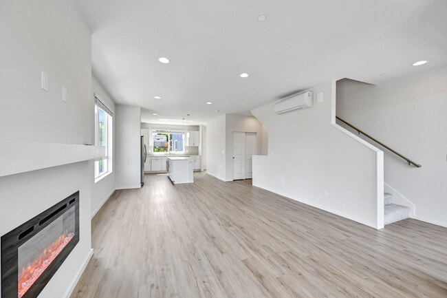 Building Photo - 4 Bed 3 Bath Townhouse for Rent!