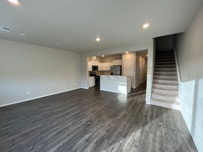 Building Photo - 3 Bedroom / 2.5 Bathroom Townhouse in NW R...