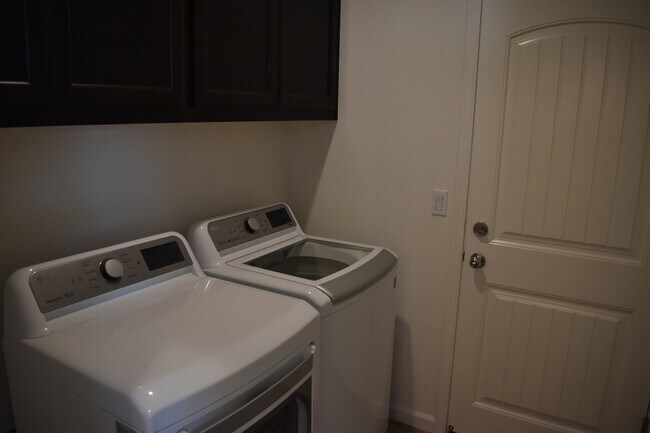 Building Photo - 4457 Jennifer Wy