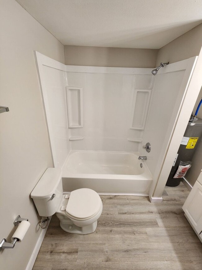 Building Photo - Spacious 3-Bedroom, 1-Bathroom Home AVAILABLE NOW!!