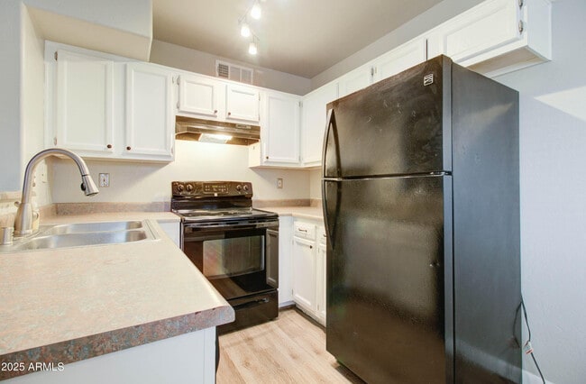 Building Photo - 2311 E Hartford Ave