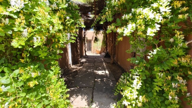 Building Photo - Coming Soon! Old Town Charm! 2 Bedroom Hou...
