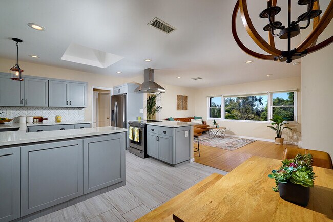 Building Photo - 2136 Foothill Dr