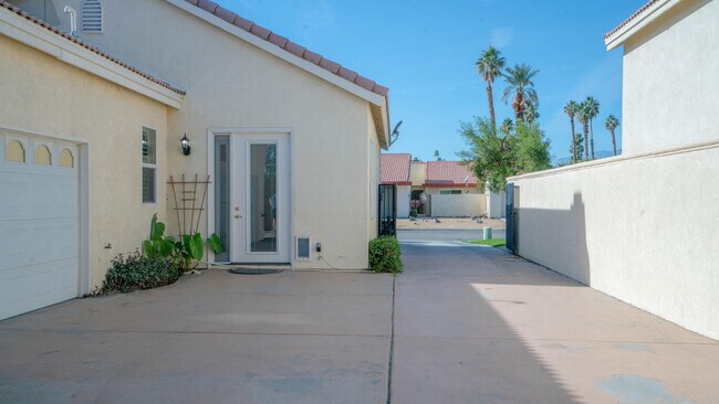 Building Photo - 49142 Barrymore St