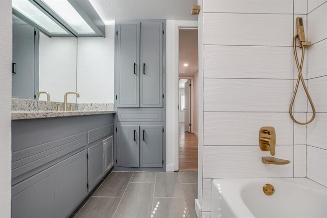 Building Photo - 568 W Quill Dr