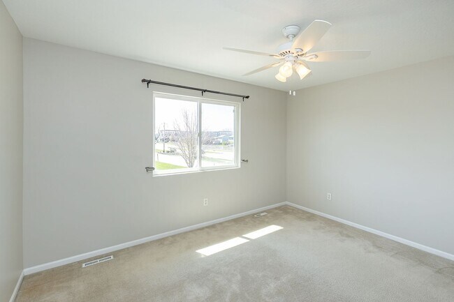 Building Photo - CHARMING TOWNHOME!! 2 Bedroom, 3 Bathroom Townhome in Ankeny!