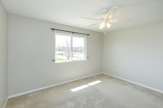 Building Photo - RENT SPECIAL!! 2 Bedroom, 3 Bathroom Townhome in Ankeny!