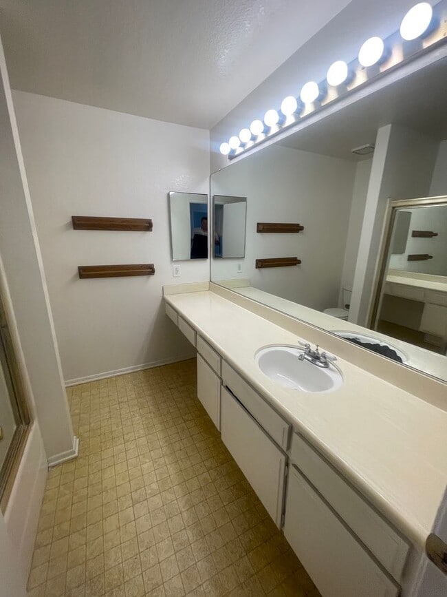 Building Photo - Phillips Ranch 2 Bedroom Condo