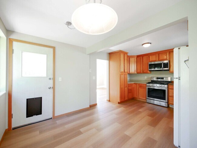 Building Photo - 2 Bed 1.5Bath Single-family House Availabl...