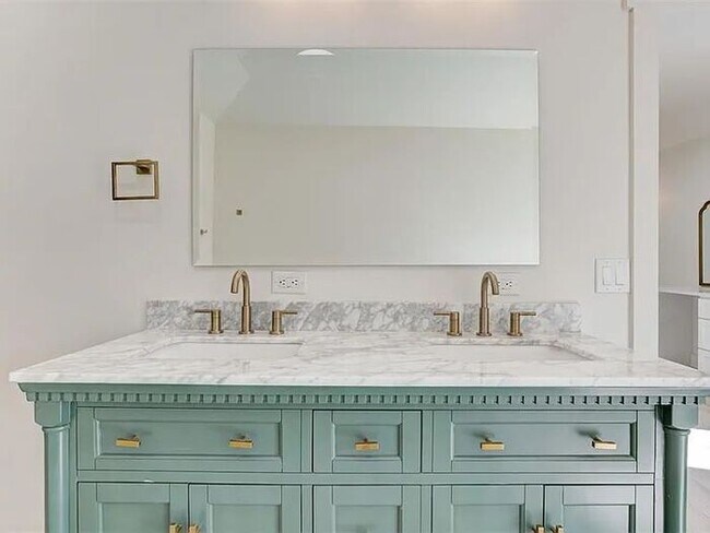 Building Photo - 213 NE 14th St