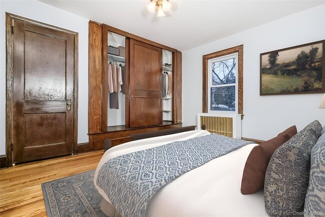 Building Photo - 721 River St