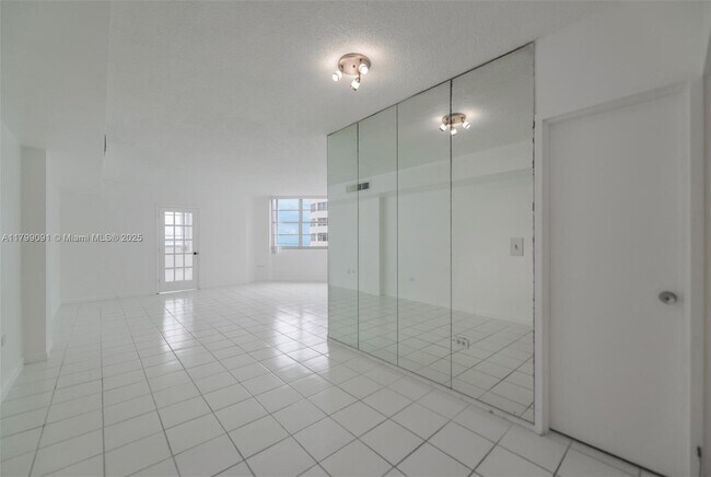Building Photo - 801 Brickell Bay Dr
