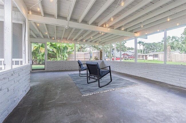 Building Photo - 701 W Henry Ave