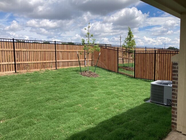 Building Photo - 5007 White Rose Dr