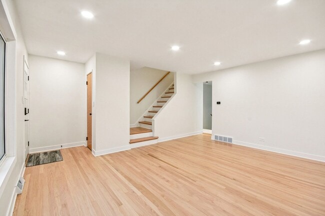 Building Photo - 470 E Vallette St
