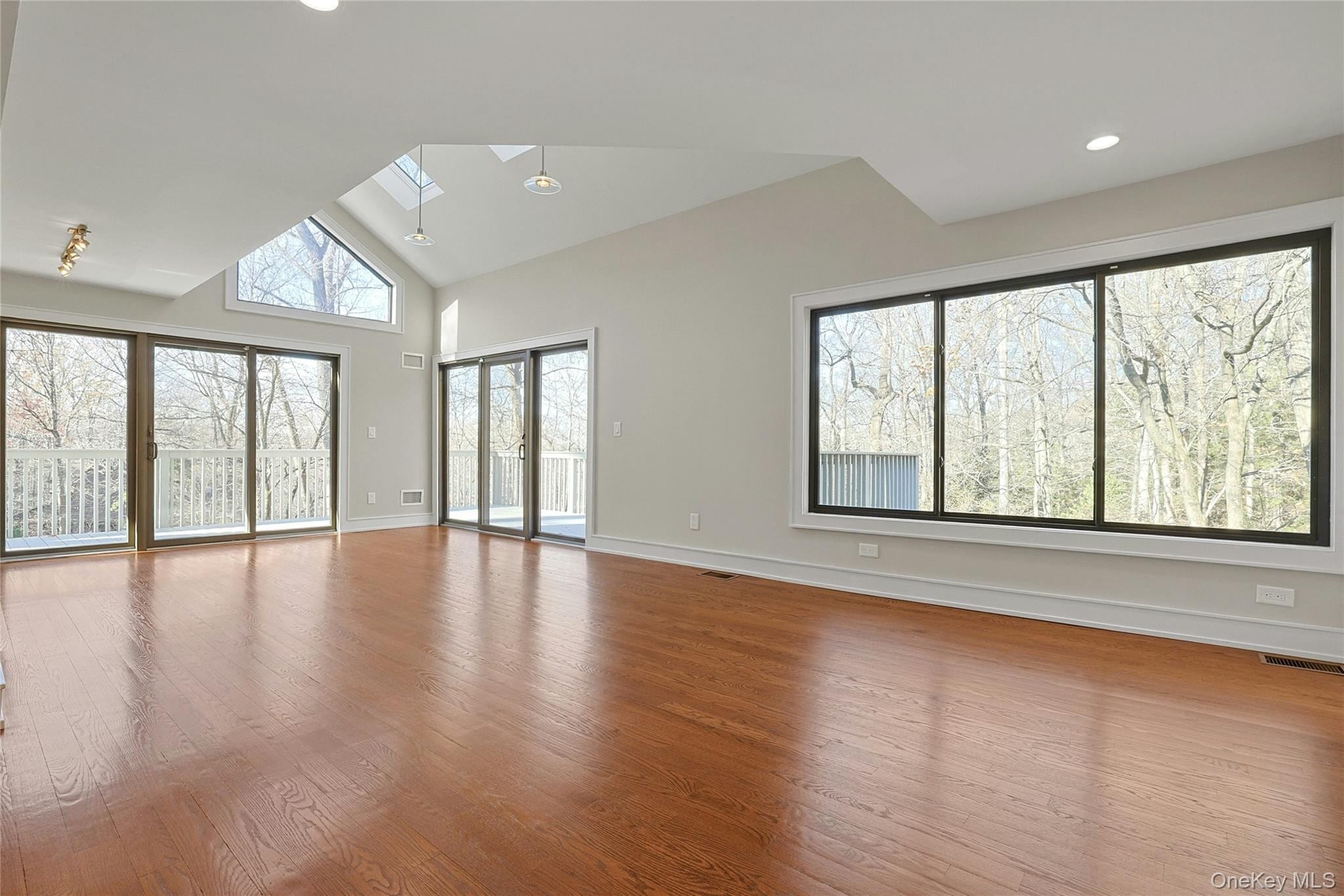 Building Photo - 300 Clausland Mountain Rd