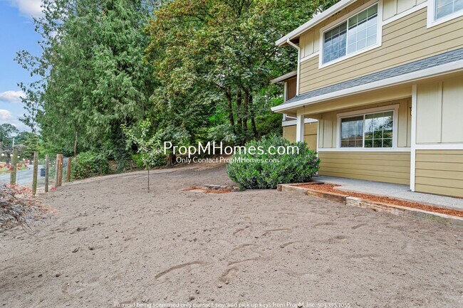 Building Photo - Vibrant Four-Bedroom Country Retreat with ...