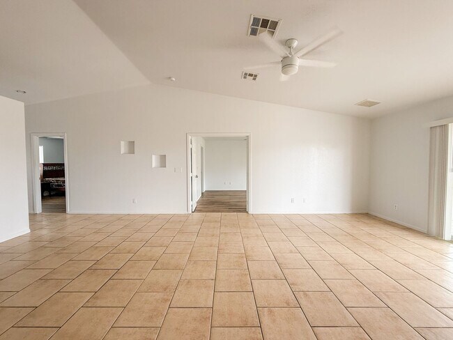 Building Photo - 29 Palms Home with Garage