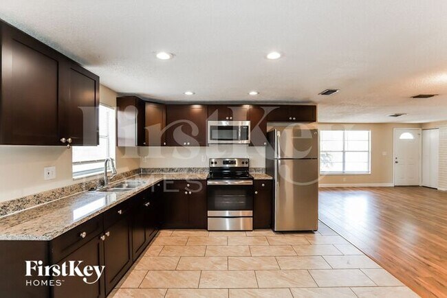 Building Photo - 7100 Sandalwood Dr