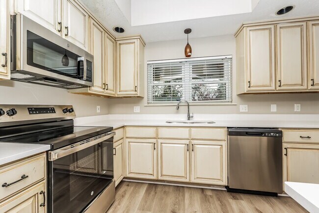 Building Photo - 4956 Alexis Dr