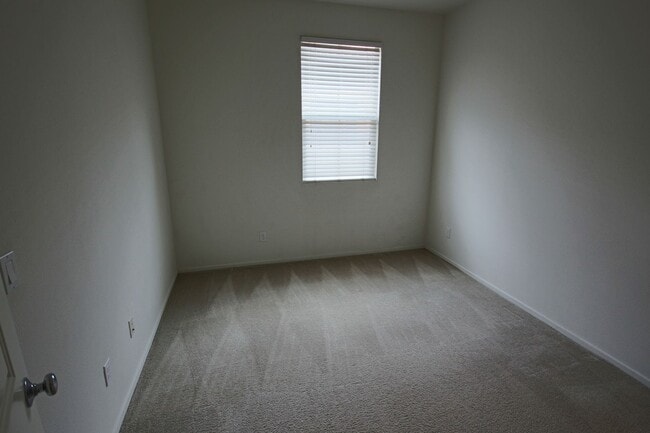 Building Photo - 2 Bedroom/2.5 Bath Townhouse