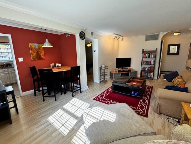 Building Photo - 2107 N Scott St