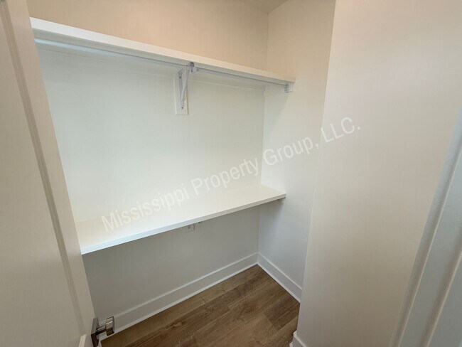 Building Photo - 703 Miramar Ln