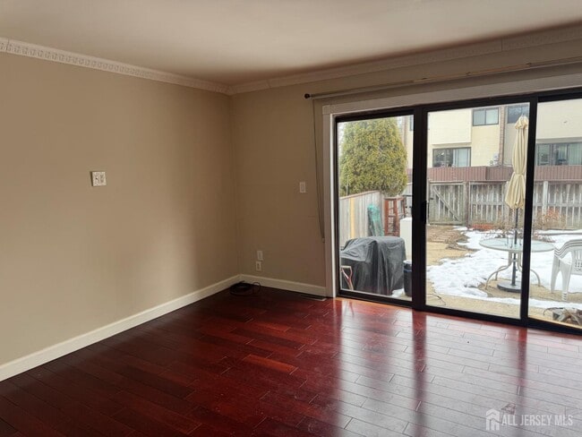 Building Photo - 489 Madison Dr