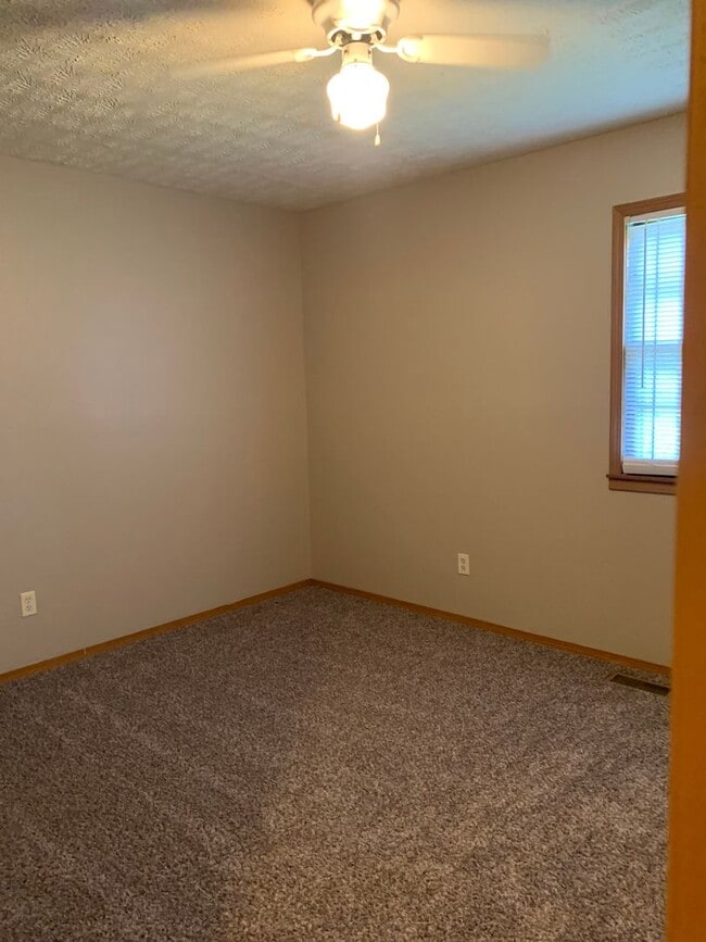 Building Photo - Walnut Grove House 3 Bedroom 1 Bath + covered car port!