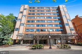 Building Photo - Spacious, Bright 1 Bed 1 Bath condo in prime location and close to Metro - All utilities included
