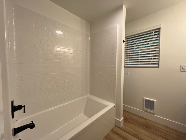 Building Photo - $500 MOVE IN INCENTIVE CONCESSION! Large s...